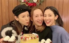 夏季短袖女生乳突图片